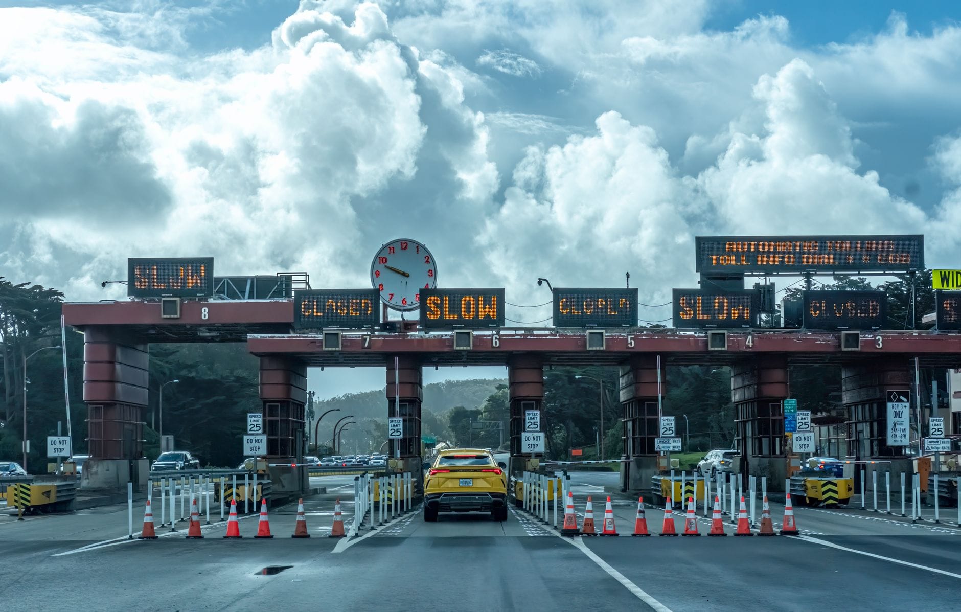 Samochody podjeżdżające do bramek autostradowych przy moście Golden Gate