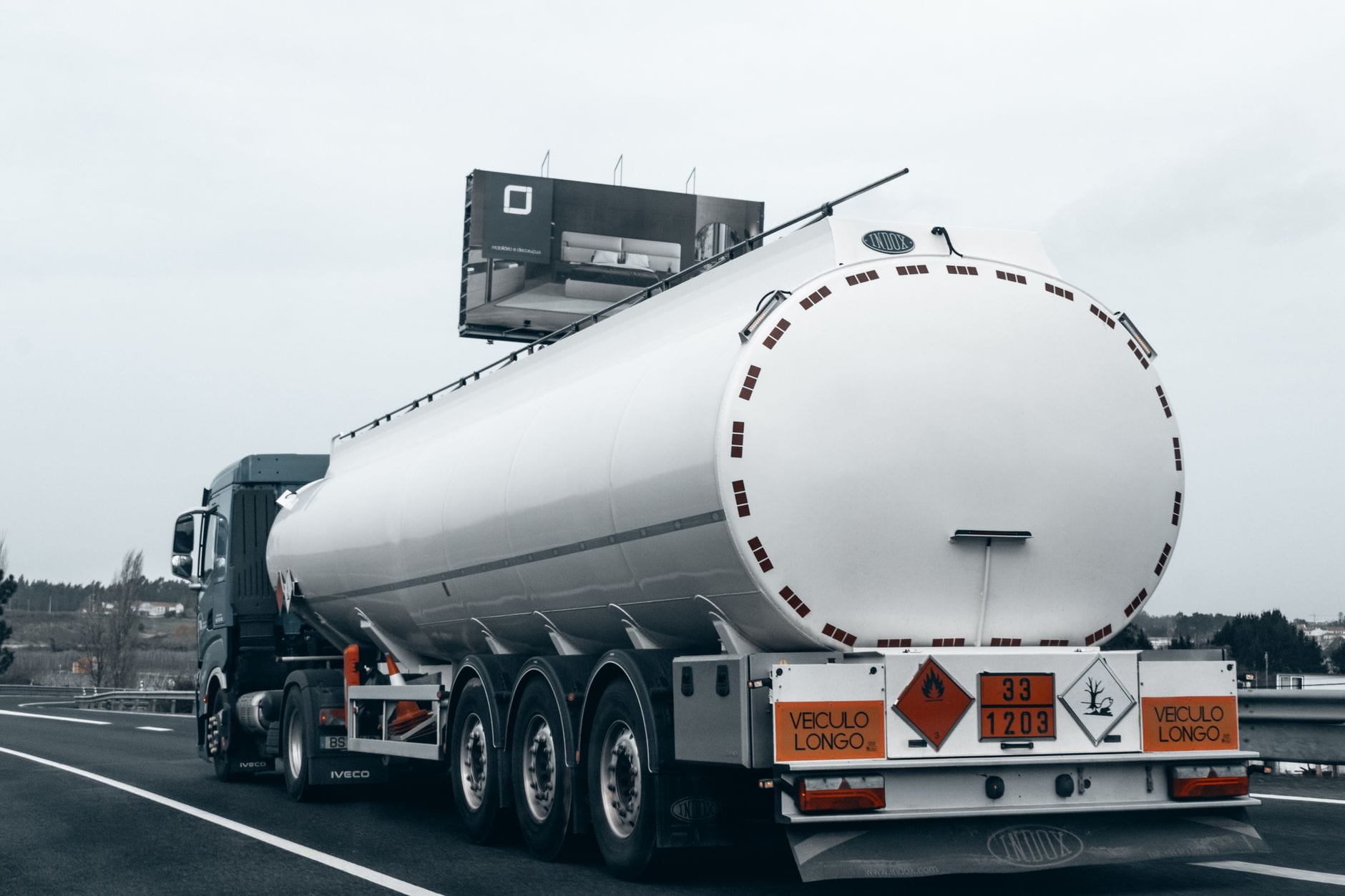 Tył cysterny przewożącej paliwo na autostradzie