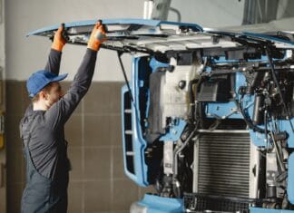Kontrola drogowa ITD ciągnika na gaz: lista dokumentów i elementów podlegających sprawdzeniu Mechanik w mundurze sprawdza silnik ciężarówki w warsztacie