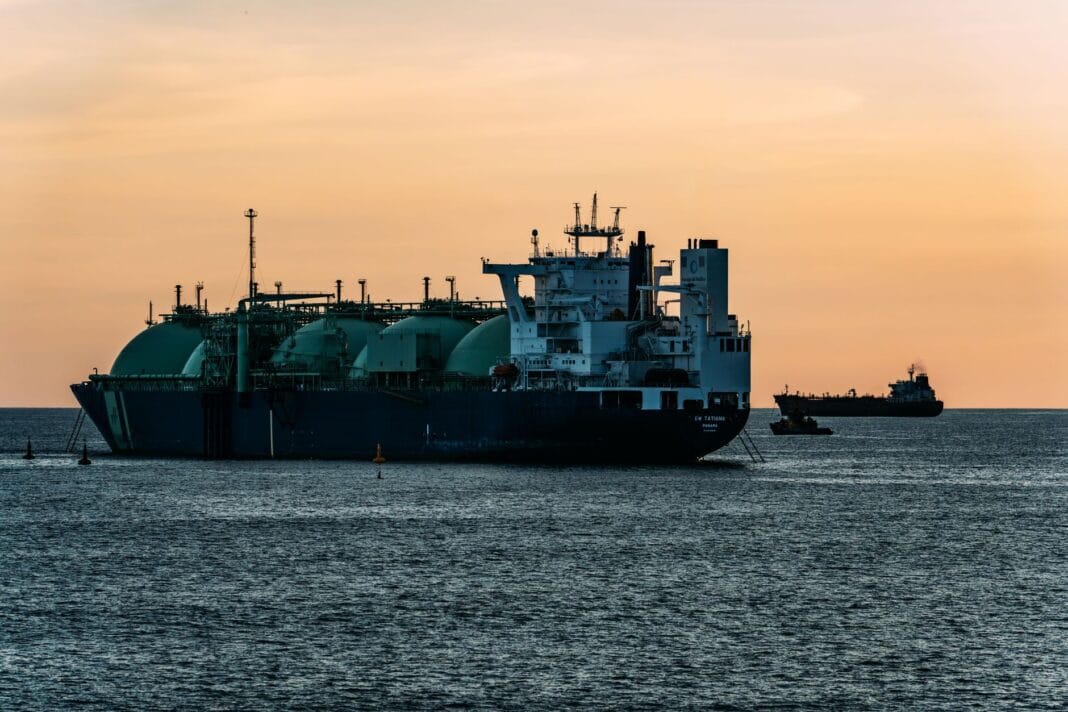 Tankowiec LNG na morzu podczas spokojnego zachodu słońca Tankowiec LNG na morzu podczas spokojnego zachodu słońca