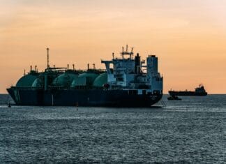Finansowanie budowy stacji CNG lub LNG: leasing, dotacja czy środki własne Tankowiec LNG na morzu podczas spokojnego zachodu słońca